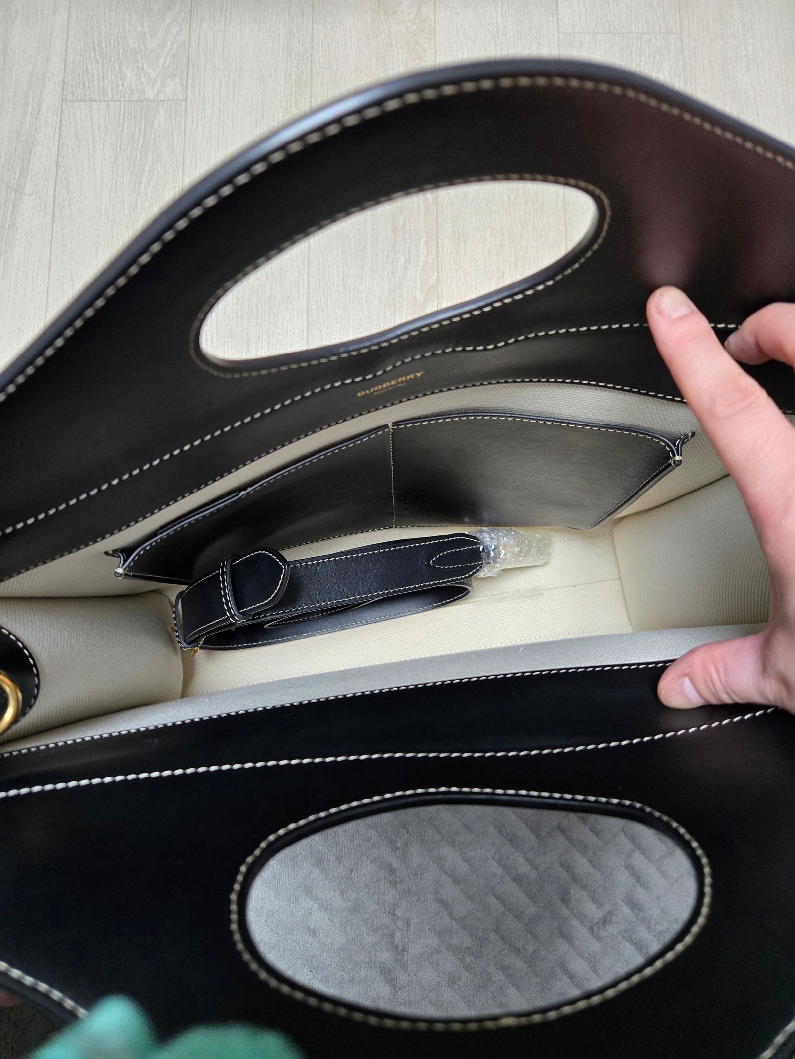 정품)버버리 포켓백 라지 8028041