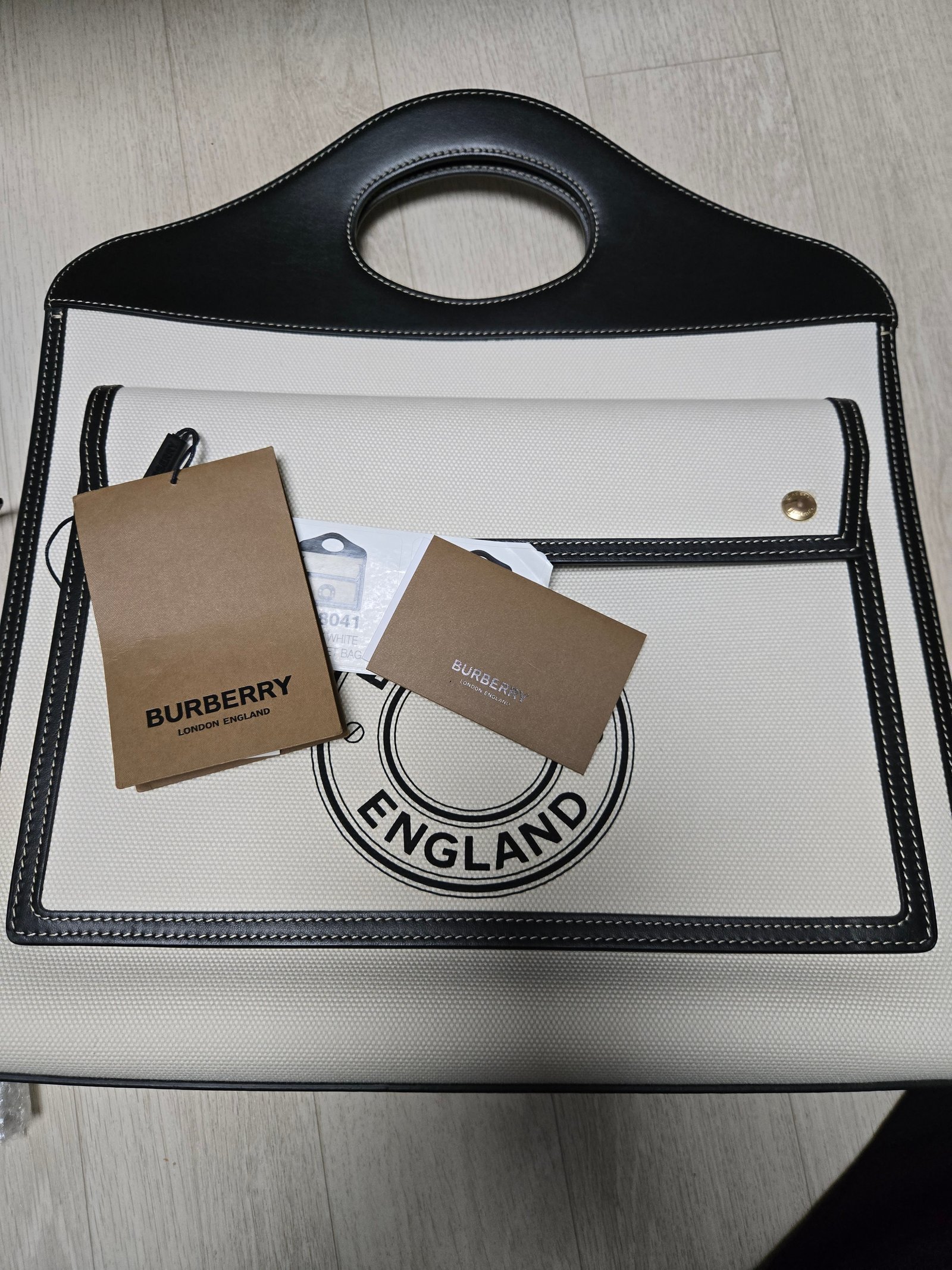 정품)버버리 포켓백 라지 8028041