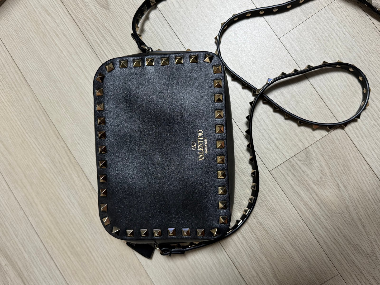 발렌티노 락스터드 크로스백 블랙