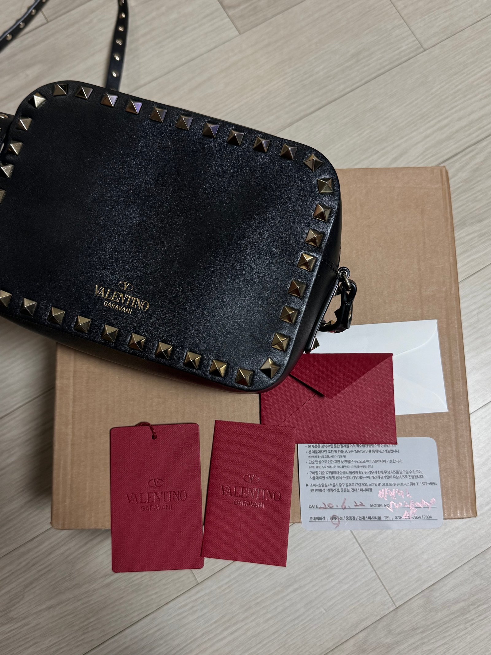 발렌티노 락스터드 크로스백 블랙