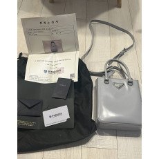 프라다 브러쉬드 토트백